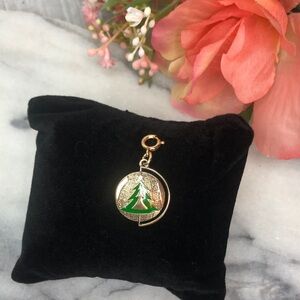 Vintage SARAH COVENTRY ‘79 Christmas Around the World gold charm for bracelet